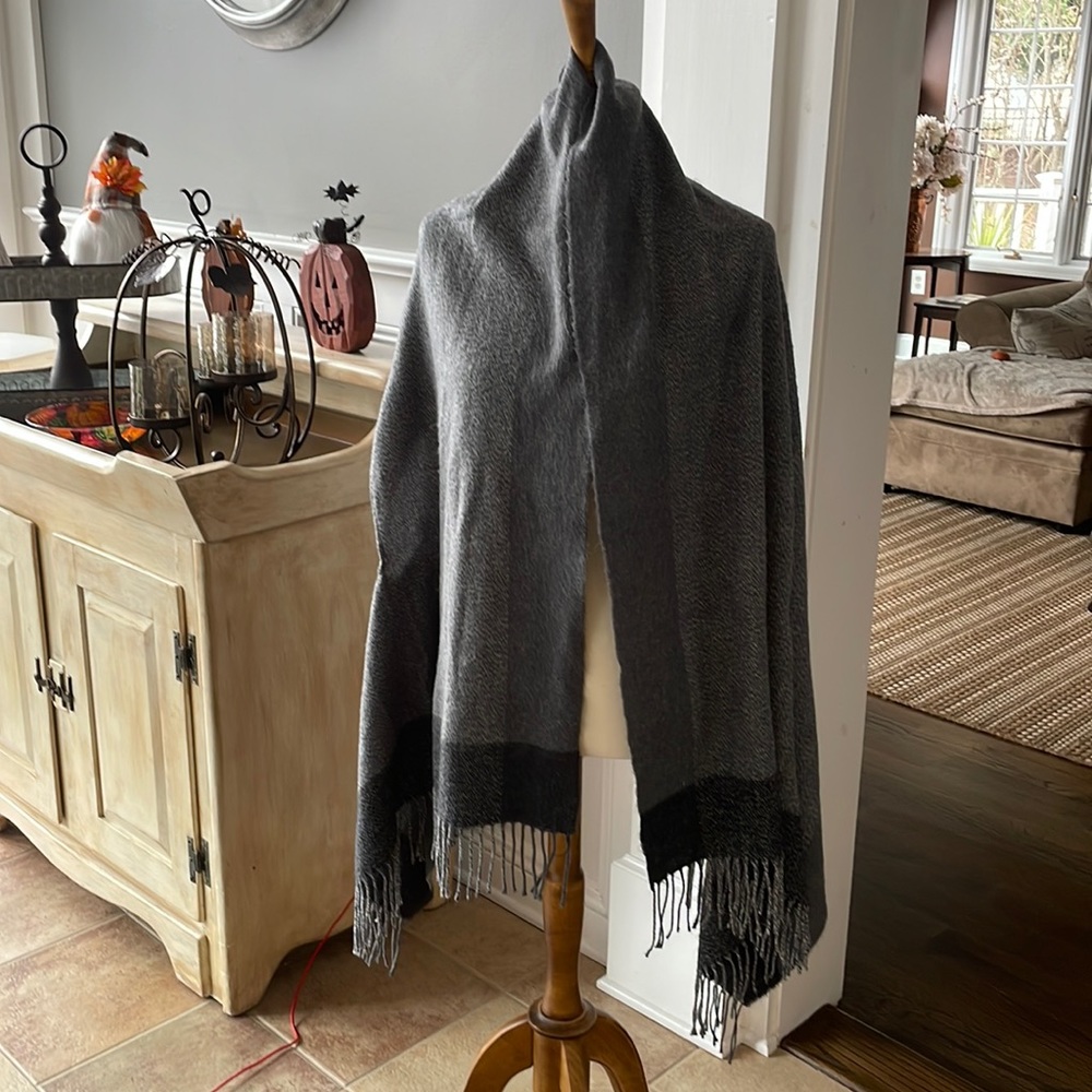 Zighilli cape with arm holes